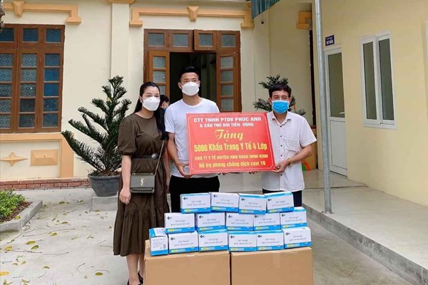 Trung vệ Bùi Tiến Dũng chia sẻ các bài tập cơ bản để nâng cao thể lực tại nhà - Anh 1