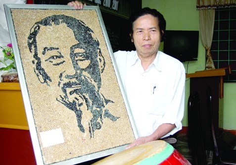 Ông giáo làng“vẽ” chân dung Bác bằng hạt đậu - Anh 1