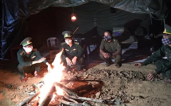 Lính biên phòng gác lại nhiều niềm riêng để chống dịch Covid-19: Những câu chuyện đầy cảm động - Anh 3