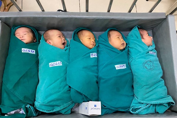 5 bé chào đời khỏe mạnh trong thời gian Bệnh viện Bạch Mai khi đang cách ly - Anh 1