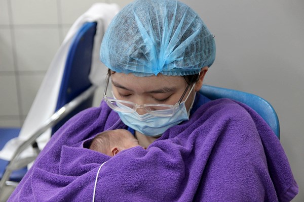 5 bé chào đời khỏe mạnh trong thời gian Bệnh viện Bạch Mai khi đang cách ly - Anh 3