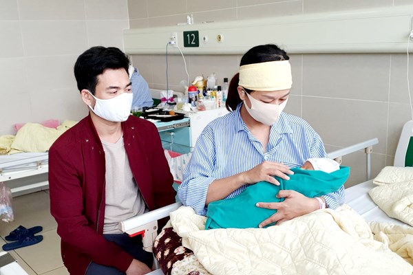 5 bé chào đời khỏe mạnh trong thời gian Bệnh viện Bạch Mai khi đang cách ly - Anh 2