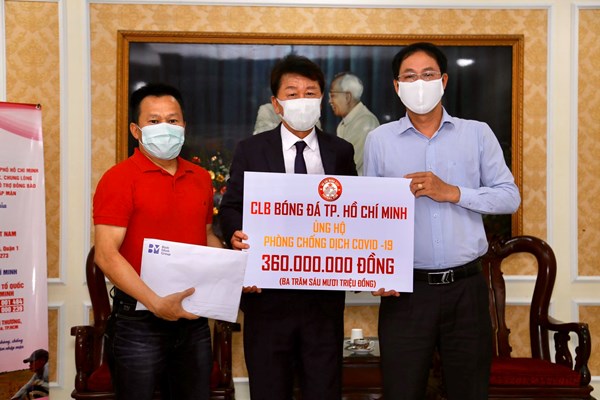 Thủ môn “quốc dân” Bùi Tiến Dũng trổ tài đánh bóng bàn - Anh 2