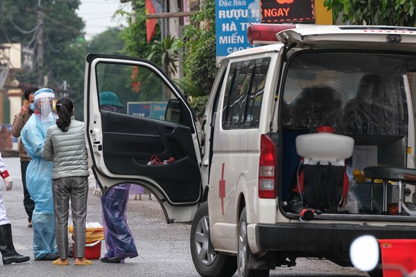 Hà Nội: Phong tỏa, khử khuẩn nơi phát hiện ca mắc Covid-19 tại huyện Mê Linh - Anh 2