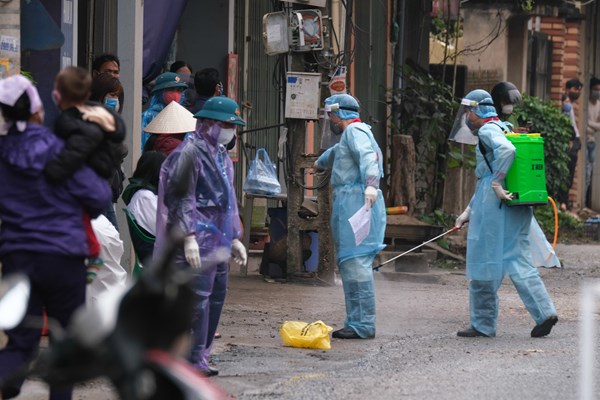 Hà Nội: Phong tỏa, khử khuẩn nơi phát hiện ca mắc Covid-19 tại huyện Mê Linh - Anh 3