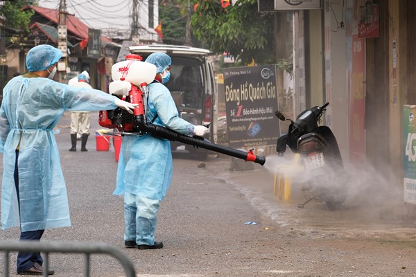 Hà Nội: Phong tỏa, khử khuẩn nơi phát hiện ca mắc Covid-19 tại huyện Mê Linh - Anh 8