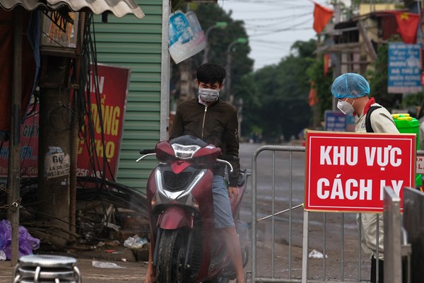 Hà Nội: Phong tỏa, khử khuẩn nơi phát hiện ca mắc Covid-19 tại huyện Mê Linh - Anh 10