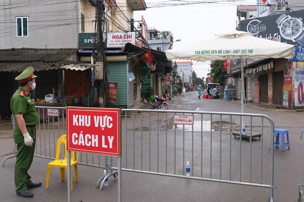 Hà Nội: Phong tỏa, khử khuẩn nơi phát hiện ca mắc Covid-19 tại huyện Mê Linh - Anh 1