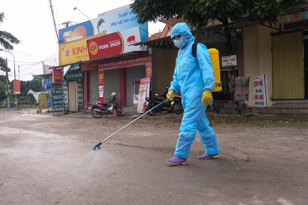 Hà Nội: Phong tỏa, khử khuẩn nơi phát hiện ca mắc Covid-19 tại huyện Mê Linh - Anh 12