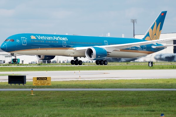 Vietnam Airlines triển khai chương trình “ Sát cánh cùng đất nước vượt qua Covid-19” - Anh 1
