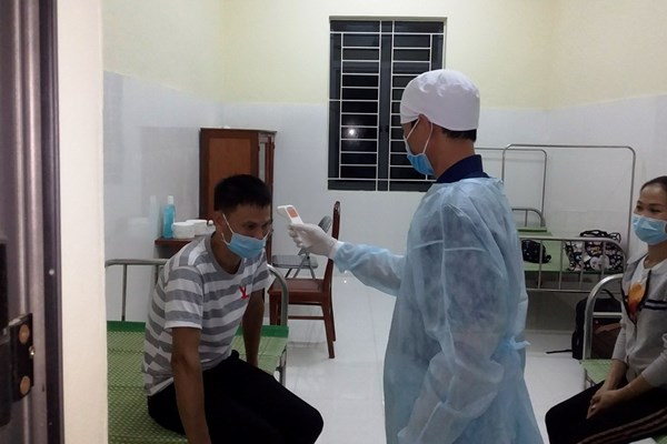 “Chiến sĩ áo trắng” thao thức cùng người bị cách ly - Anh 2