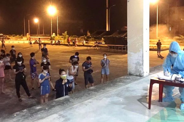 “Chiến sĩ áo trắng” thao thức cùng người bị cách ly - Anh 3