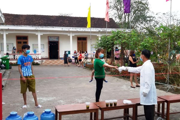 “Chiến sĩ áo trắng” thao thức cùng người bị cách ly - Anh 1