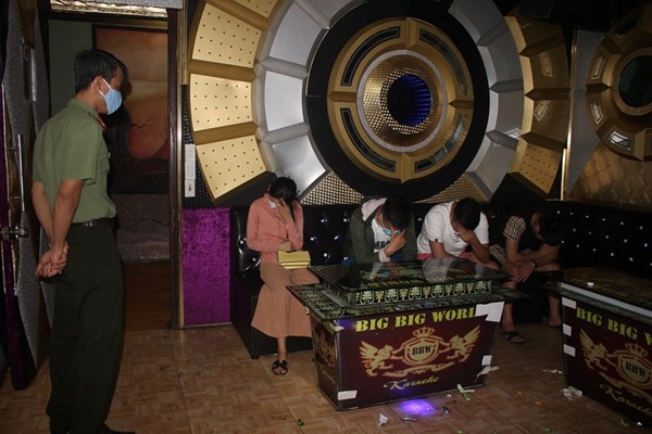 Quảng Nam: Tước giấy phép hoạt động quán karaoke chứa chục thanh niên phê ma túy - Anh 1