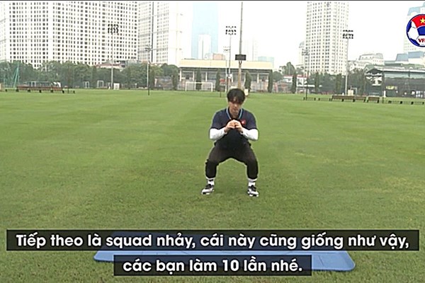 Thầy Park cùng trợ lý hướng dẫn các cầu thủ tập thể lực tại nhà - Anh 1