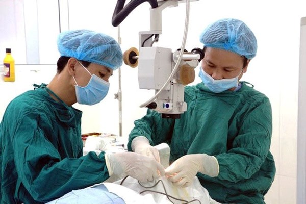 “Quên” kim khâu trong mí mắt suốt 2 năm - Anh 1