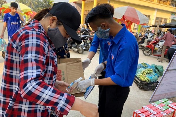 Đổi rác thải lấy sản phẩm phòng chống dịch - Anh 1