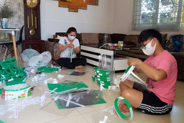Nhóm bạn trẻ làm mũ ngăn giọt bắn tặng ngành Y tế chống dịch - Anh 1