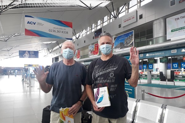 Hai du khách người Anh: Hẹn gặp lại Đà Nẵng! - Anh 1