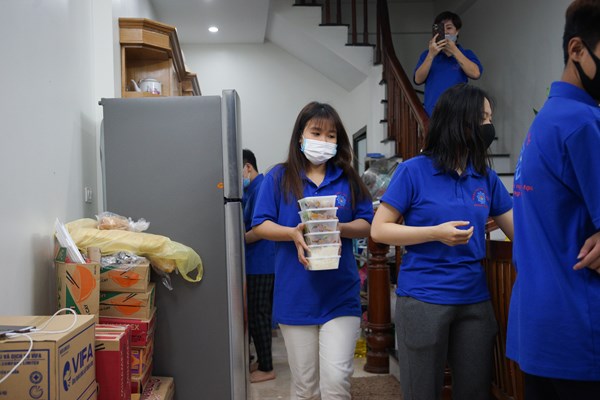 Gần 1.000 suất quà ý nghĩa gửi đến những người ngày đêm làm việc trong mùa dịch - Anh 5