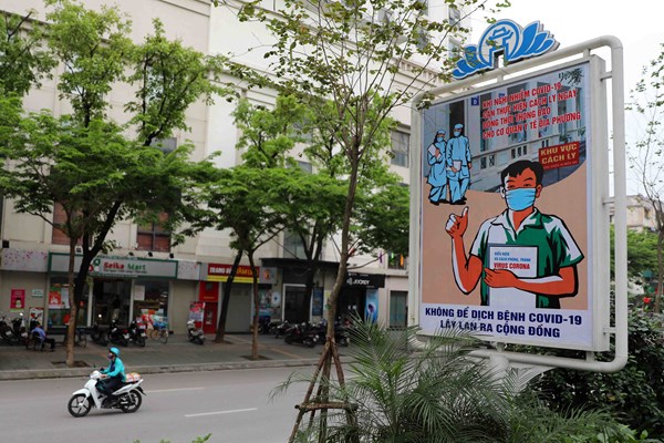 Tranh cổ động tiếp lửa chống dịch Covid-19 giữa phố phường Hà Nội - Anh 2