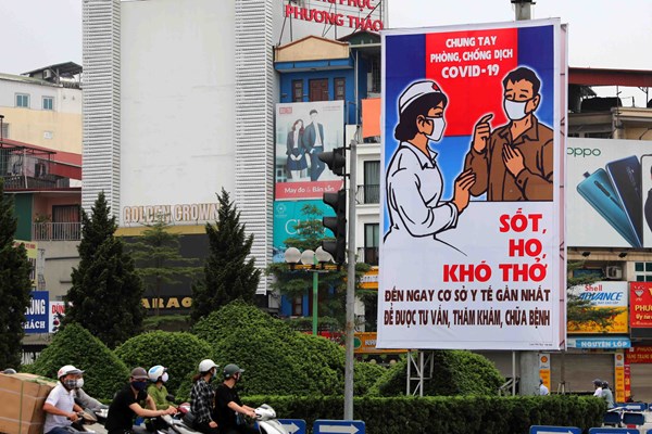 Tranh cổ động tiếp lửa chống dịch Covid-19 giữa phố phường Hà Nội - Anh 3
