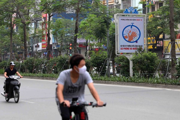 Tranh cổ động tiếp lửa chống dịch Covid-19 giữa phố phường Hà Nội - Anh 4