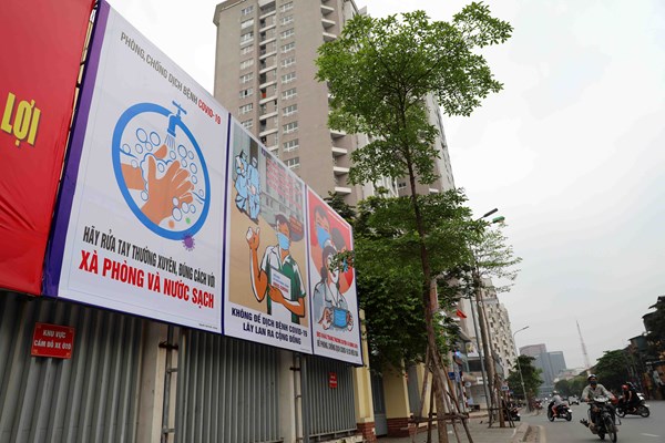 Tranh cổ động tiếp lửa chống dịch Covid-19 giữa phố phường Hà Nội - Anh 6