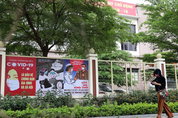 Tranh cổ động tiếp lửa chống dịch Covid-19 giữa phố phường Hà Nội - Anh 8