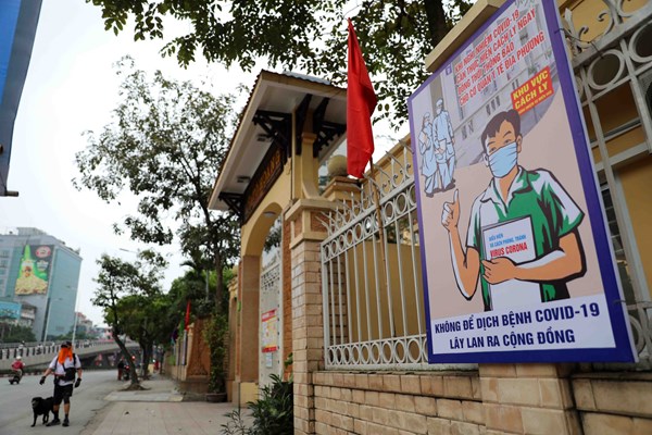 Tranh cổ động tiếp lửa chống dịch Covid-19 giữa phố phường Hà Nội - Anh 9