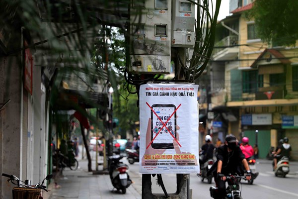 Tranh cổ động tiếp lửa chống dịch Covid-19 giữa phố phường Hà Nội - Anh 11