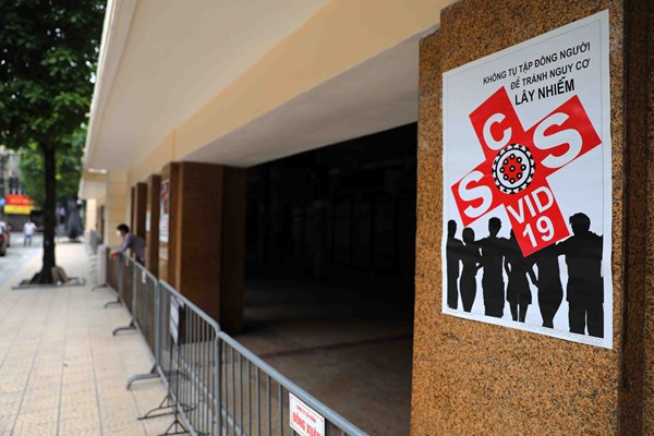 Tranh cổ động tiếp lửa chống dịch Covid-19 giữa phố phường Hà Nội - Anh 12