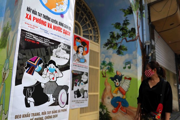 Tranh cổ động tiếp lửa chống dịch Covid-19 giữa phố phường Hà Nội - Anh 14