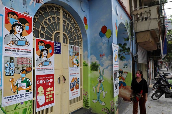 Tranh cổ động tiếp lửa chống dịch Covid-19 giữa phố phường Hà Nội - Anh 7