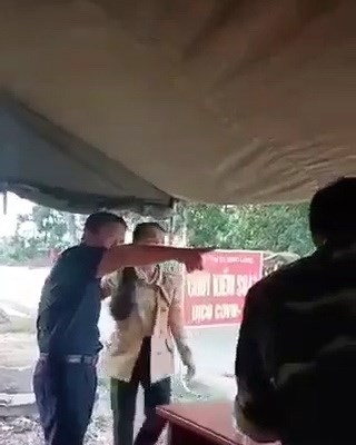 Phó Chủ tịch HĐND huyện Hớn Quản chống đối không đo thân nhiệt tại chốt kiểm dịch: Chẳng lẽ chỉ có kiểm điểm rút kinh nghiệm? - Anh 1