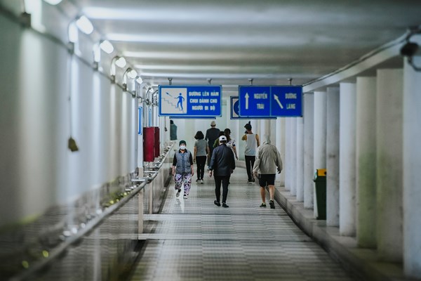 Hà Nội: Trốn lực lượng chức năng, người dân đổ xuống hầm đi bộ tập thể dục - Anh 11