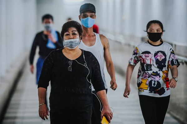 Hà Nội: Trốn lực lượng chức năng, người dân đổ xuống hầm đi bộ tập thể dục - Anh 2