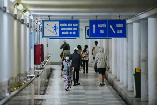 Hà Nội: Trốn lực lượng chức năng, người dân đổ xuống hầm đi bộ tập thể dục - Anh 4