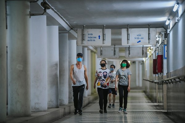 Hà Nội: Trốn lực lượng chức năng, người dân đổ xuống hầm đi bộ tập thể dục - Anh 8