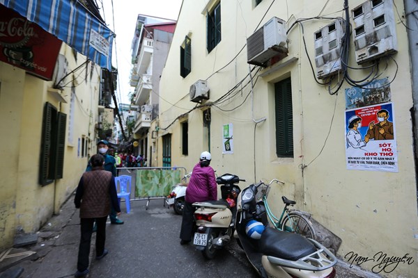 Chợ phố cổ Hà Nội kẻ vạch cách 2m, ai vượt rào quyết không bán hàng - Anh 1