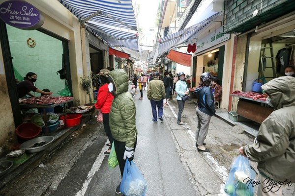 Chợ phố cổ Hà Nội kẻ vạch cách 2m, ai vượt rào quyết không bán hàng - Anh 9