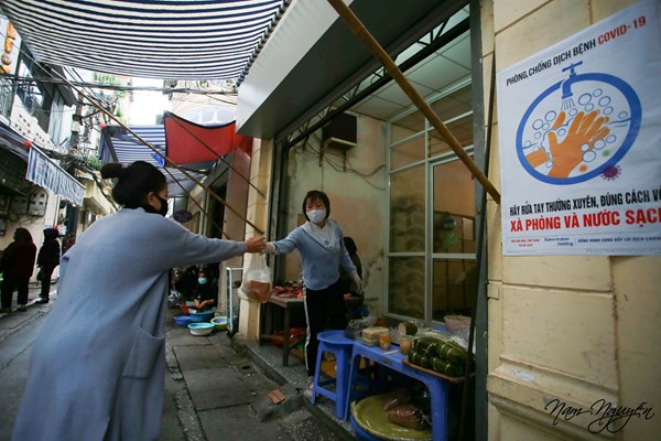 Chợ phố cổ Hà Nội kẻ vạch cách 2m, ai vượt rào quyết không bán hàng - Anh 10