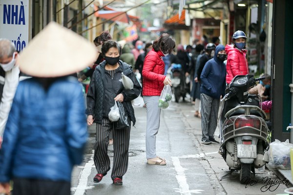 Chợ phố cổ Hà Nội kẻ vạch cách 2m, ai vượt rào quyết không bán hàng - Anh 11