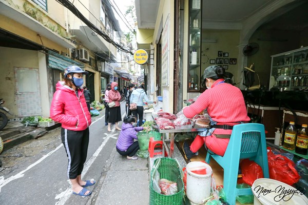Chợ phố cổ Hà Nội kẻ vạch cách 2m, ai vượt rào quyết không bán hàng - Anh 2