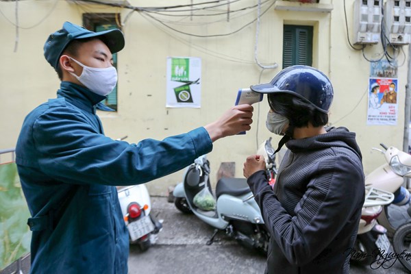 Chợ phố cổ Hà Nội kẻ vạch cách 2m, ai vượt rào quyết không bán hàng - Anh 3