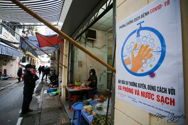 Chợ phố cổ Hà Nội kẻ vạch cách 2m, ai vượt rào quyết không bán hàng - Anh 4
