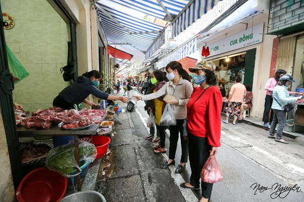 Chợ phố cổ Hà Nội kẻ vạch cách 2m, ai vượt rào quyết không bán hàng - Anh 5