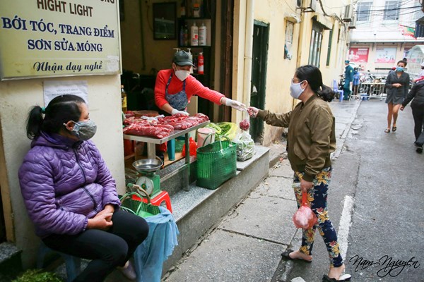 Chợ phố cổ Hà Nội kẻ vạch cách 2m, ai vượt rào quyết không bán hàng - Anh 6