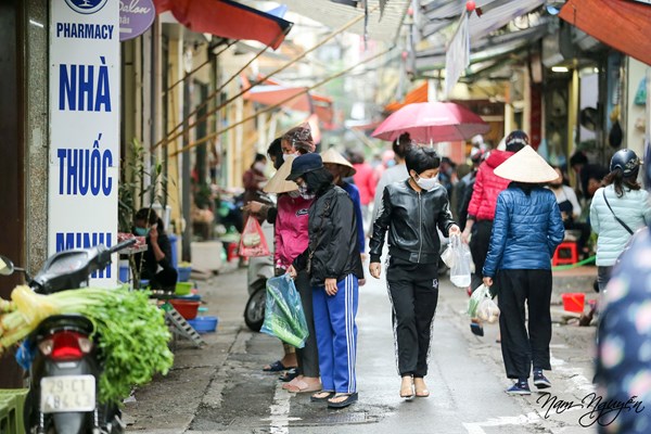 Chợ phố cổ Hà Nội kẻ vạch cách 2m, ai vượt rào quyết không bán hàng - Anh 7