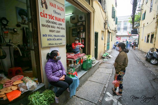 Chợ phố cổ Hà Nội kẻ vạch cách 2m, ai vượt rào quyết không bán hàng - Anh 8